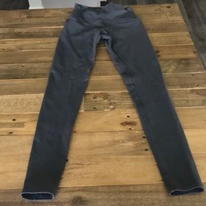 Alo yoga airbrush leggings in anthracite.